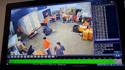 Vestidos de policías roban celulares de alta gama en violento asalto a transportadora