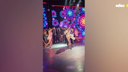 Lali González bailando salsa