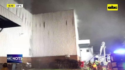 Video: Tres depósitos colapsaron tras gran incendio