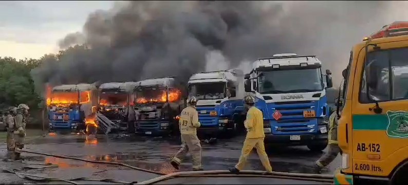 Bomberos Lucharon Contra Las Llamas Del Incendio De Cuatro Camiones Cisternas En San Antonio