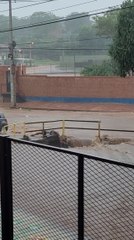 Salvan a un hombre de ser arrastrado por el raudal en la Avenida Avelino Martínez de San Lorenzo