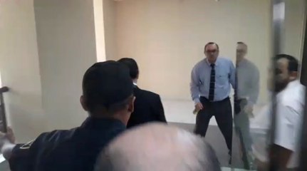 Senador Carlos Nuñez agrede a periodista al ser consultado por el caso Dakovo