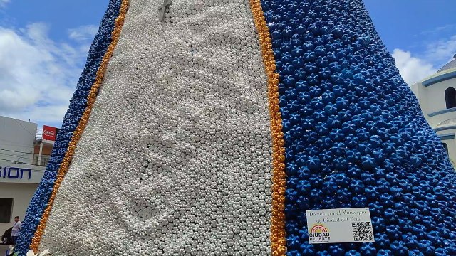 Montan una imagen de la Virgen de Caacupé de 8 metros hecha de botellas recicladas