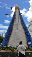 Montan una imagen de la Virgen de Caacupé de 8 metros hecha de botellas recicladas