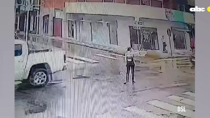 Momento del choque de una furgoneta contra una agente de la PMT de San Lorenzo