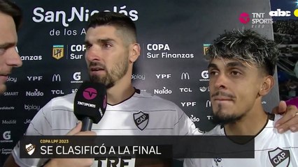 Gastón Suso alabando a Ronaldo Martínez tras el paso a la final