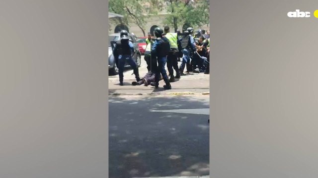Cascos azules reprimen a manifestantes contra la ley de Superintendencia de Jubilaciones