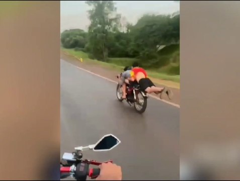 Jóvenes Realizan Arriesgadas Maniobras En Motocicletas
