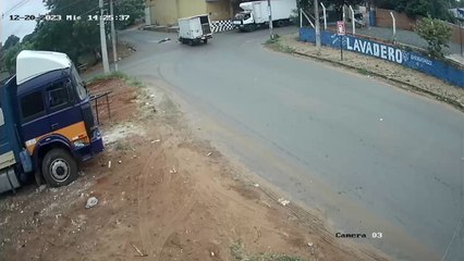 Camión chocó contra una moto en la que viajaban dos mujeres y una menor