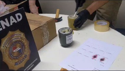 Momento Del Análisis De La Encomienda Que Traía La Droga Desde Los Estados Unidos