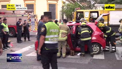 Video: personas atrapadas tras un accidente