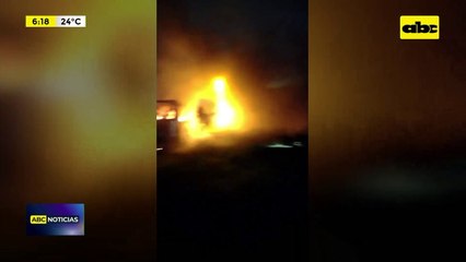 Video: dos vehículos abandonados se incendiaron
