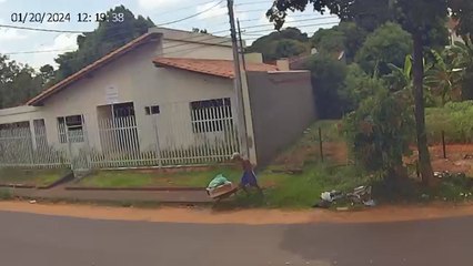 en carretilla, un ladrón transportaba lo que se robó de una casa de Capiatá