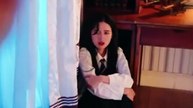 《京春夜》（上）男友出軌，弟弟急需醫藥費，18歲的宋青南走投無路敲開了謝九爺的房門，外界皆視這段關系為一場清晰的錢貨交易，各取所需，怎料2個月後向來高高在上不染塵埃的謝九爺竟跪在地上為她提鞋拎包，眼底的愛意快要溢出來