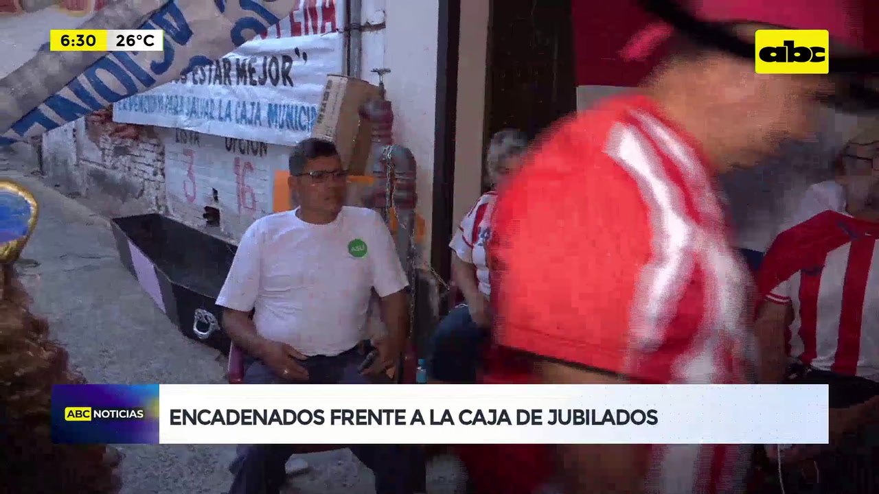 Video: Jubilados siguen encadenados frente a Caja Municipal