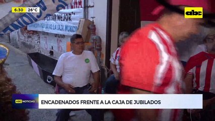 Video: Jubilados siguen encadenados frente a Caja Municipal