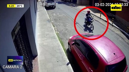 Video: Sacaba accesorios de vehículos estacionados