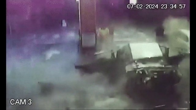 Cargaba gas en una estación de servicio, su auto explotó y causó una lluvia de cocaína