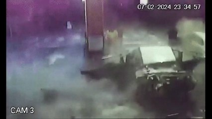 Cargaba gas en una estación de servicio, su auto explotó y causó una lluvia de cocaína