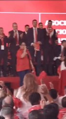 Yamy Nal, cantando en la Convención Colorada