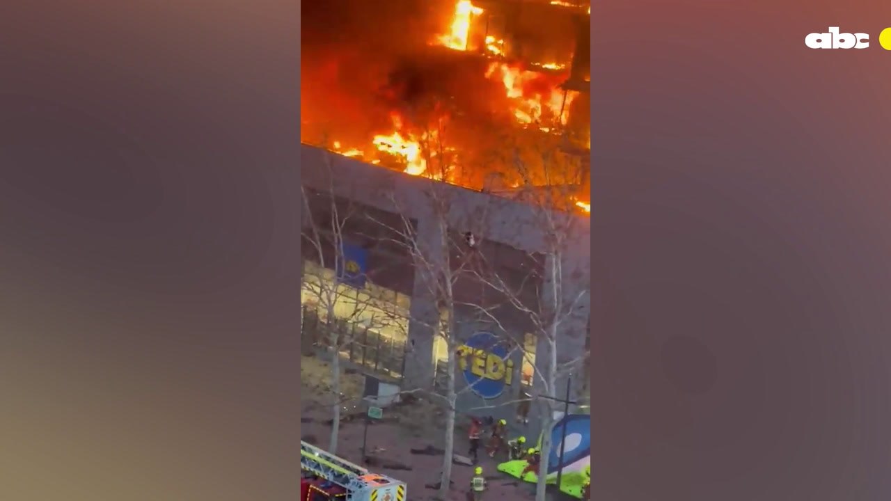 Valencia: gran incendio devora un edificio de viviendas