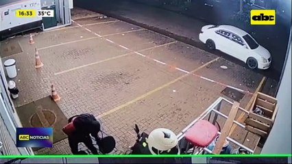 Video: así reducen al guardia de seguridad para robar una caja fuerte de un supermercado en CDE