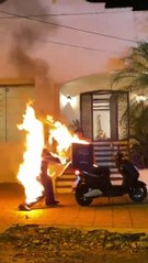 Un "delivery" hace entrega de cervezas, pero ardiendo en llamas