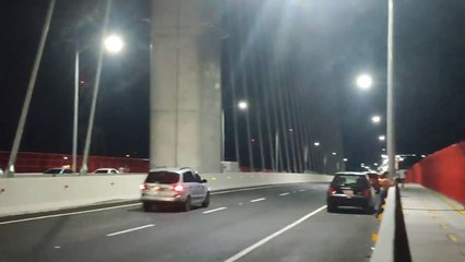 largas filas de vehículos estacionados en la banquina del Puente héroes del Chaco