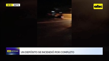 Video: Un depósito se incendió por completo