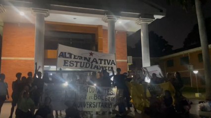 Estudiantes de la UNA, en vigilia frente al Rectorado en contra de “Hambre Cero”
