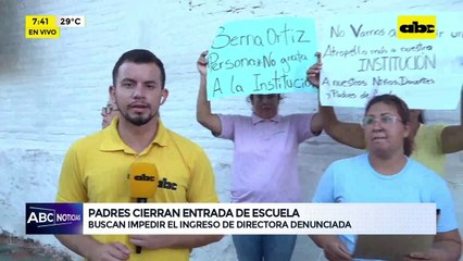 Video: Padres buscan impedir el ingreso de directora denunciada