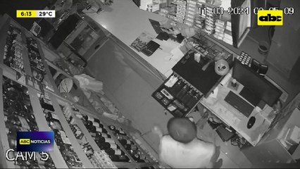 Video: Detienen a joven por un presunto robo