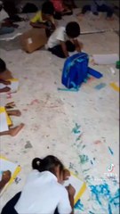 Miños de primaria dan clases en el suelo en comunidad indígena