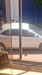 Graban a un hombre hurtando objetos de un vehículo