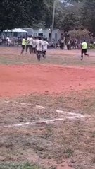 Partido de fútbol terminó en gresca y un juez de línea aprehendido por agresión