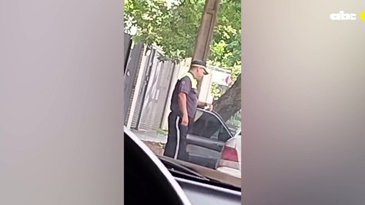 Agente de la PMT es grabado en la vía pública con actitud sospechosa