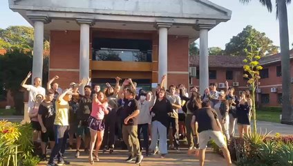 Cántico de estudiantes a Santiago Peña ante falta de garantías para mantener el Arancel Cero