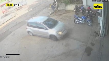 Video: así reducen al guardia y asaltan una distribuidora de hierros en Luque