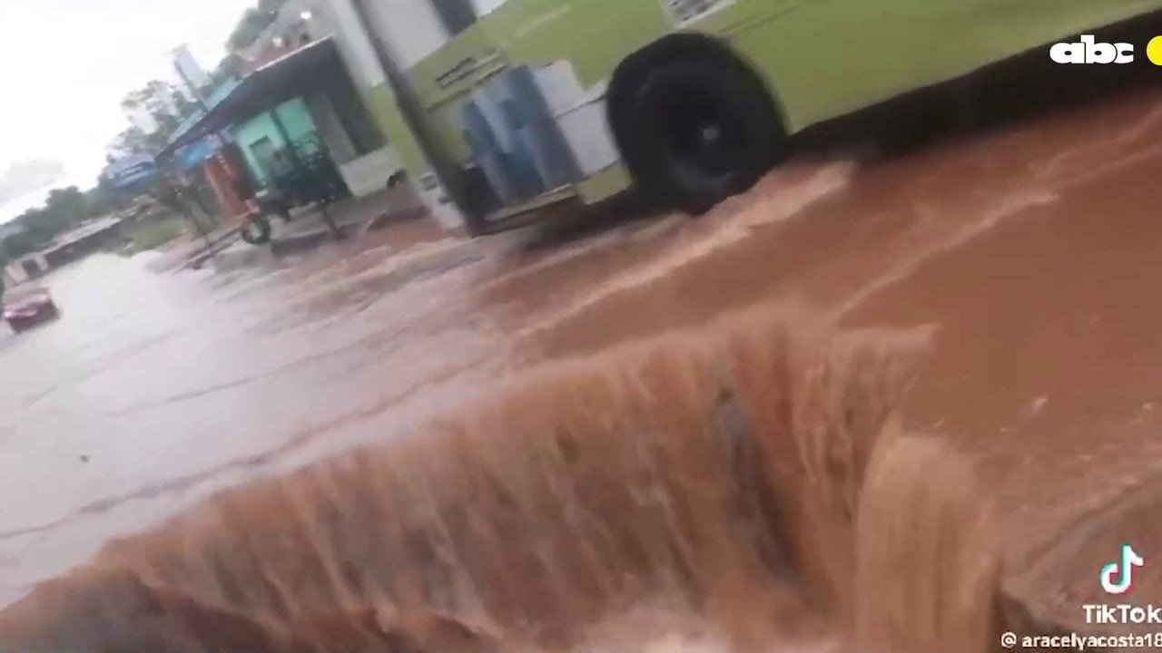 Raudal amenaza con derrumbe
