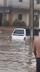 Rescatan a dos niños tras inundación en Trinidad