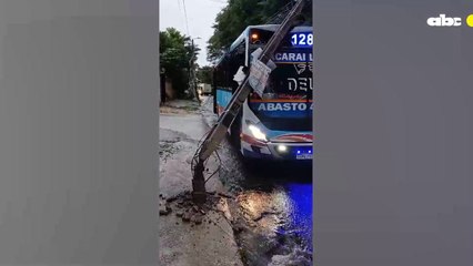 Columna cayó sobre un bus en Lambaré