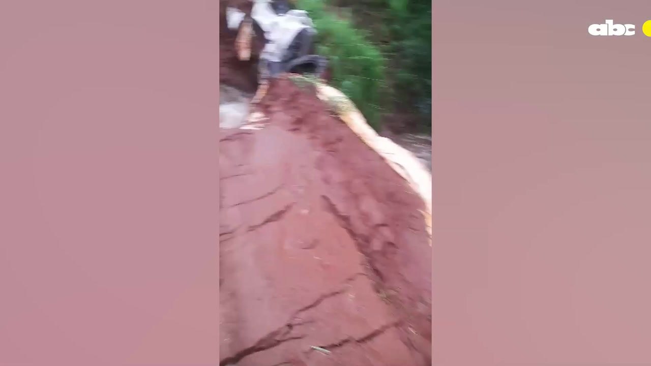 Arroyo arrastró puente en camino vecinal y dejó prácticamente aislados a los pobladores de Taruma