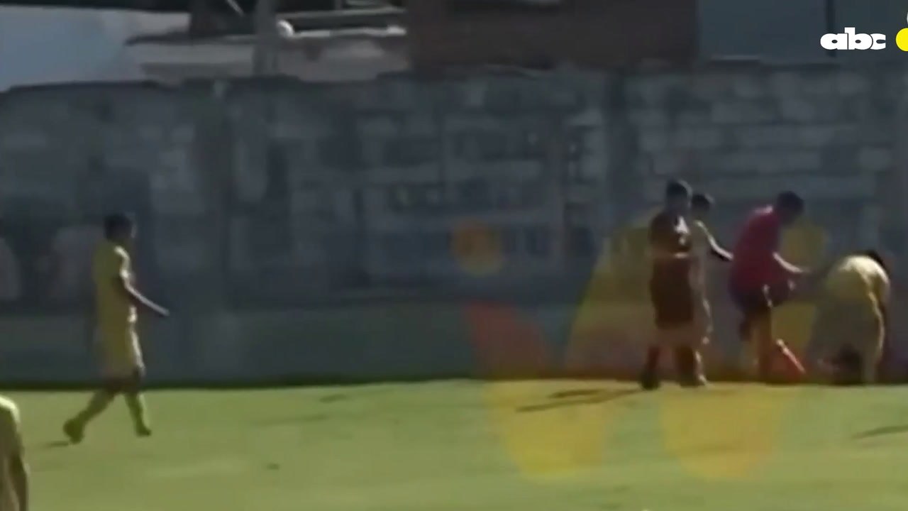 Futbolista muere tras chocar contra un muro durante un partido