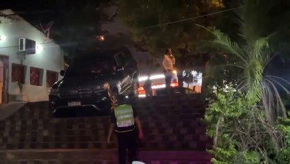 Exsenador Juan Darío Monges cayó con su vehículo en escalinata