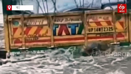 यमुना विहार मेट्रो स्टेशन पर दिल्ली जल बोर्ड की बड़ी पाइपलाइन फटी, सड़क धंसने से घंटों लगा जाम