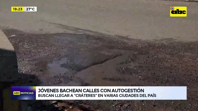 Video: jóvenes cansados de promesas arreglan calles con recursos propios
