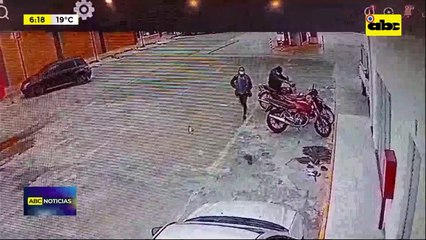 Video: CCTV captó el momento en que una pareja intentó robar una motocicleta