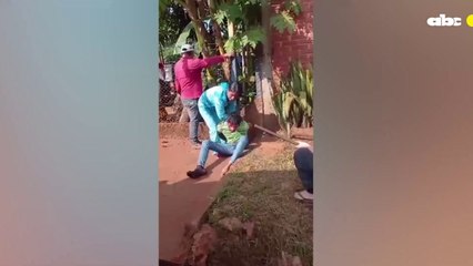 Vecinos atrapan a machetazos a presunto ladrón