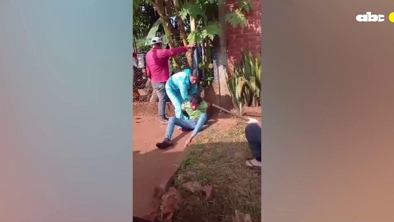 Vecinos atrapan a machetazos a presunto ladrón