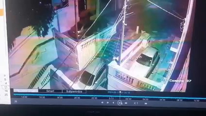 Video: atropelló escalinata y cayó con su automóvil